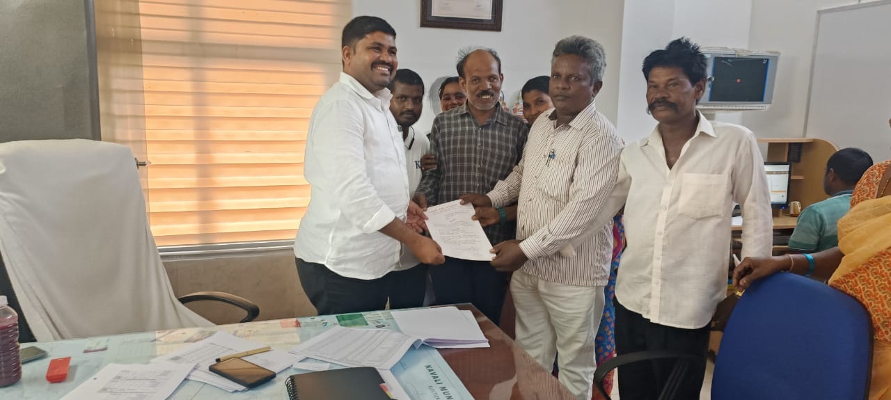 సమస్యలు పరిష్కరించకుంటే సమ్మె చేస్తాం..
