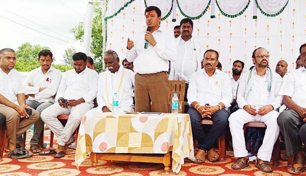 వాలంటీర్లను కించపరిచే వారికి బుద్ధి చెప్పాలి