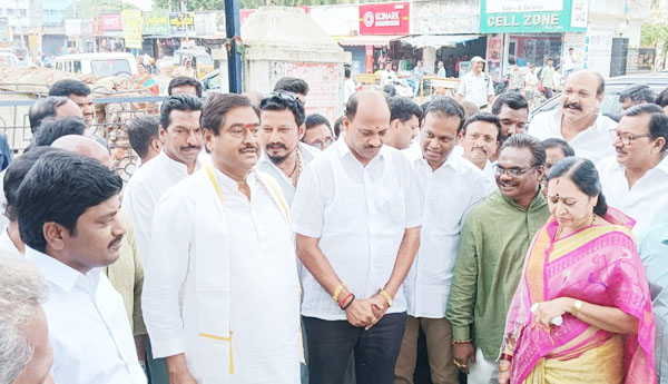 త్వరిగతిన రోడ్డు విస్తరణ పనులు