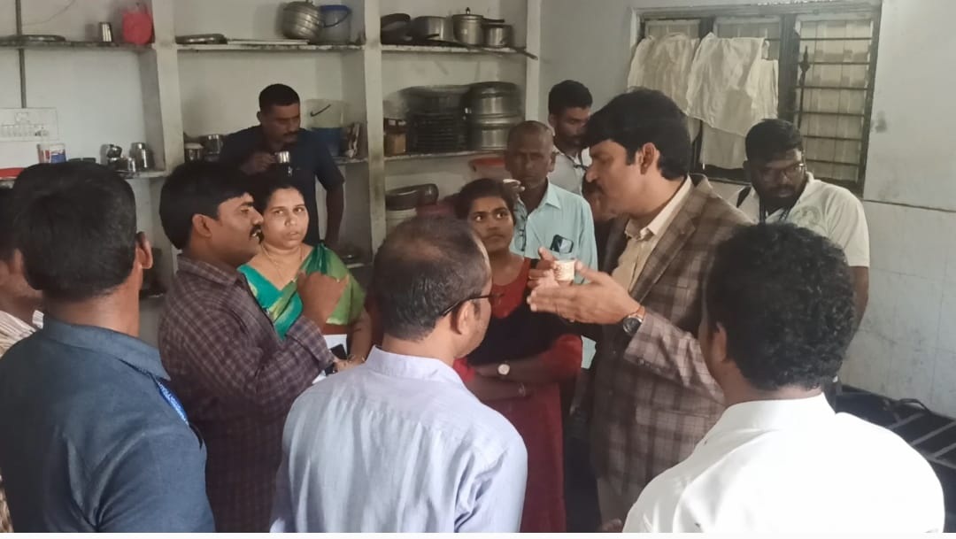 ఆదర్శపాఠశాలలో ఆకస్మిక తనిఖీలు