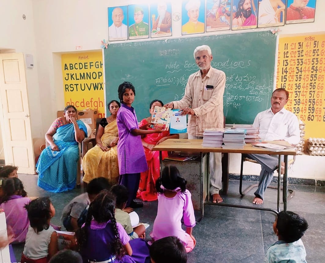 విద్యార్థులకు నోటు పుస్తకాల పంపిణీ