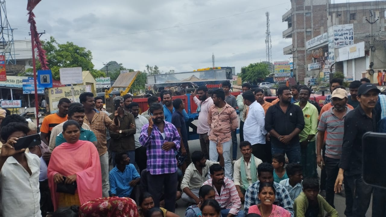 యువతి మృతదేహంతో భారీ ధర్నా