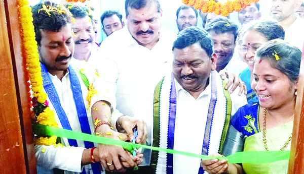 వైసిపి కార్యాలయాన్ని ప్రారంభించిన బొత్స