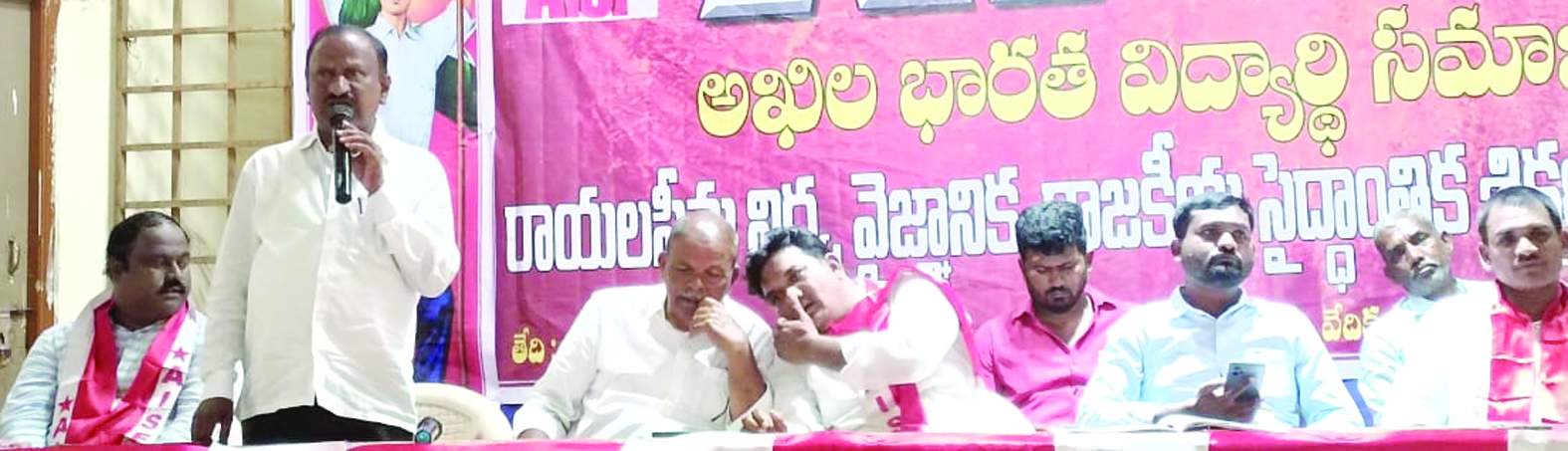 మాట్లాడుతున్న సిపిఐ జిల్లా కార్యదర్శి గిడ్డయ్య