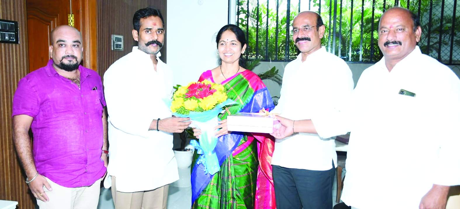 శుభాకాంక్షలు తెలుపుతున్న నాయకులు