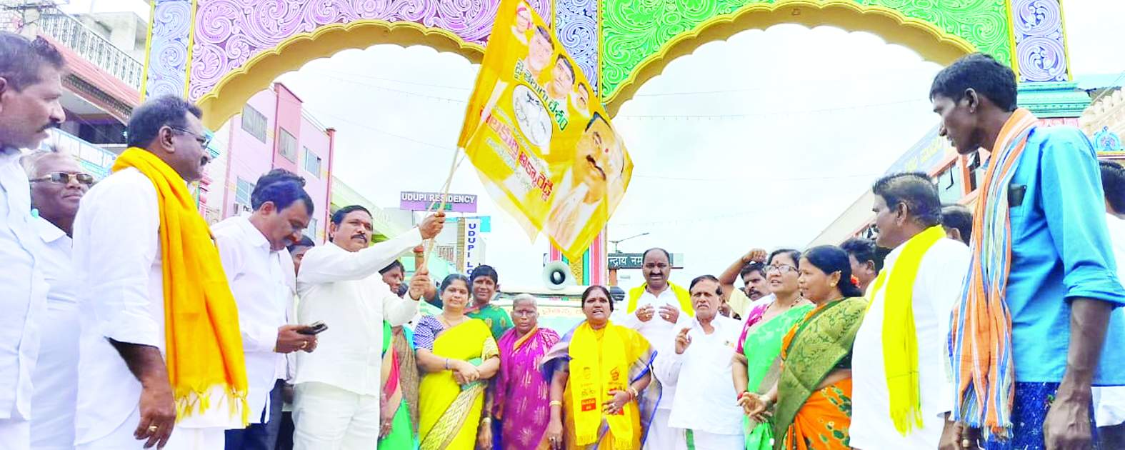 జెండా ఊపి కార్యక్రమాన్ని ప్రారంభిస్తున్న నాయకులు