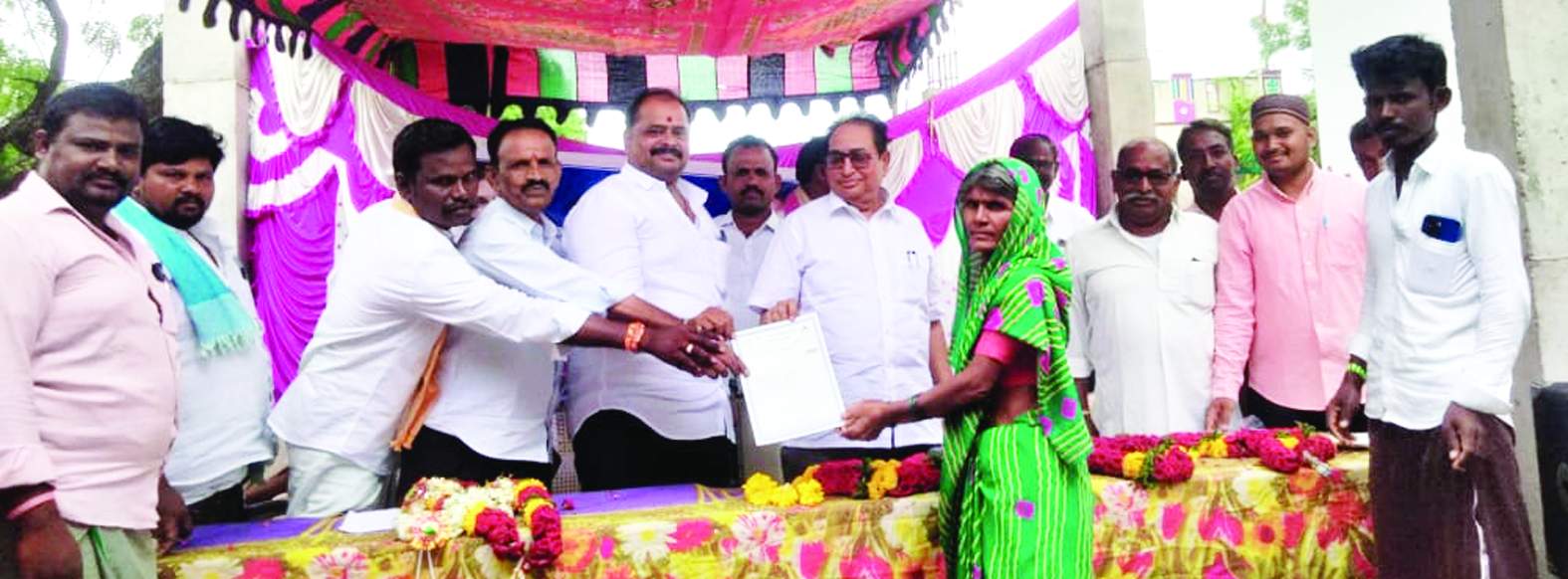 లబ్ధిపత్రాలను అందజేస్తున్న నాయకులు