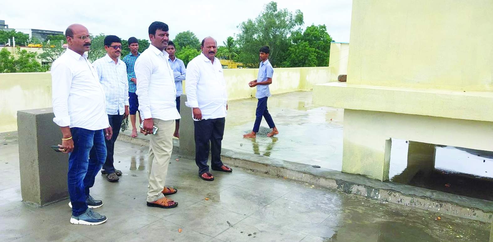 పాఠశాలను సందర్శిస్తున్న నాయకులు