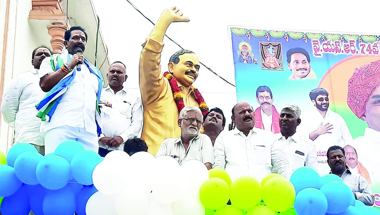 మంత్రాలయంలో పూలమాల వేసి నివాళులర్పిస్తున్న ఎమ్మెల్యే