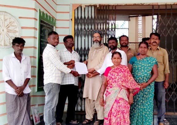 వినతిపత్రం అందజేస్తున్న నాయకులు