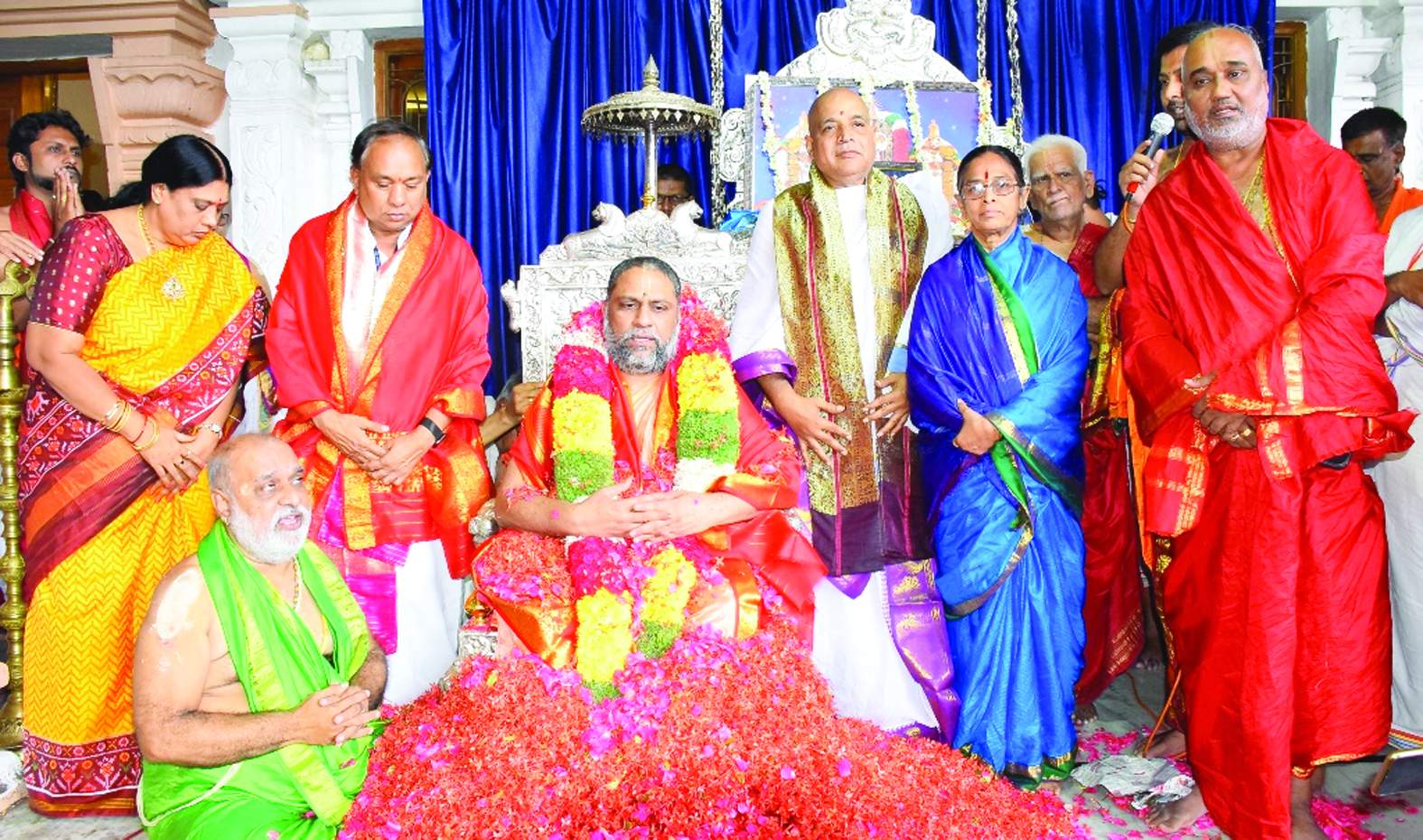 పీఠాధిపతులను సన్మానిస్తున్న దాస సాహిత్య ప్రాజెక్టు