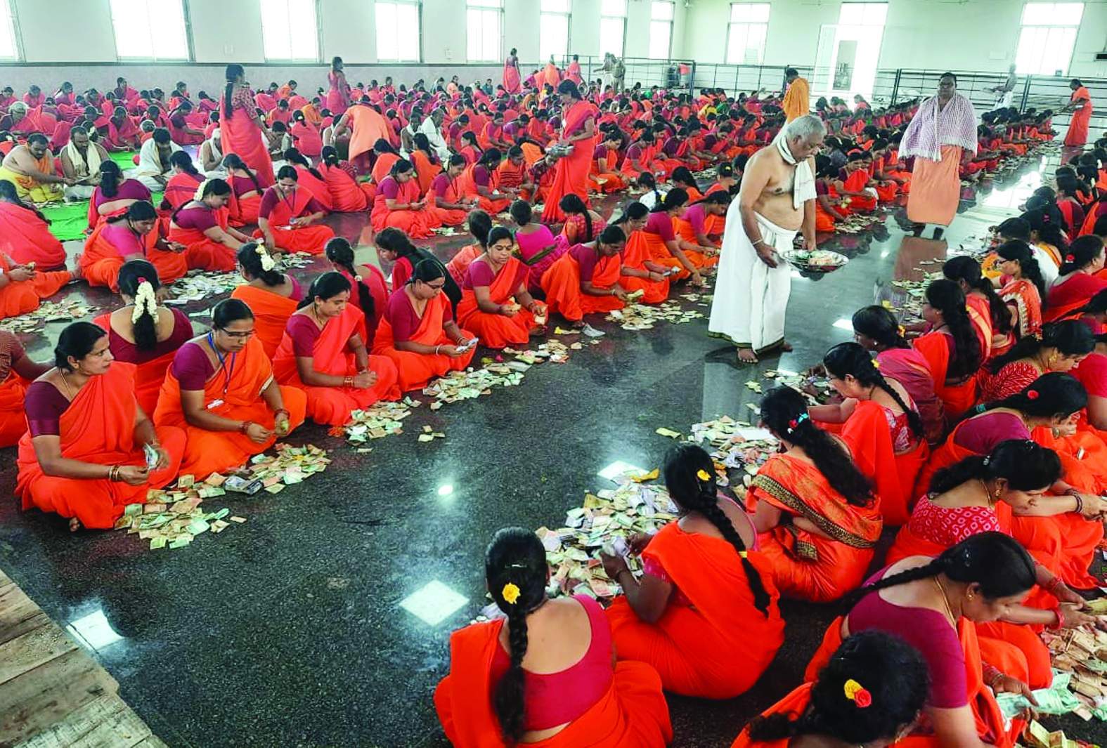 హుండీని లెక్కిస్తున్న సిబ్బంది