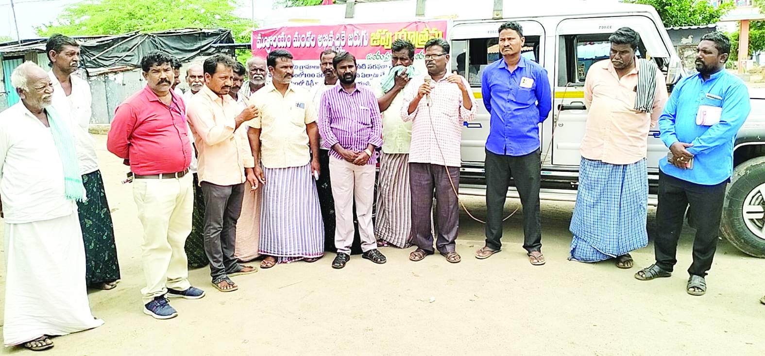 జీపుజాతానుద్దేశించి మాట్లాడుతున్న అంజిబాబు