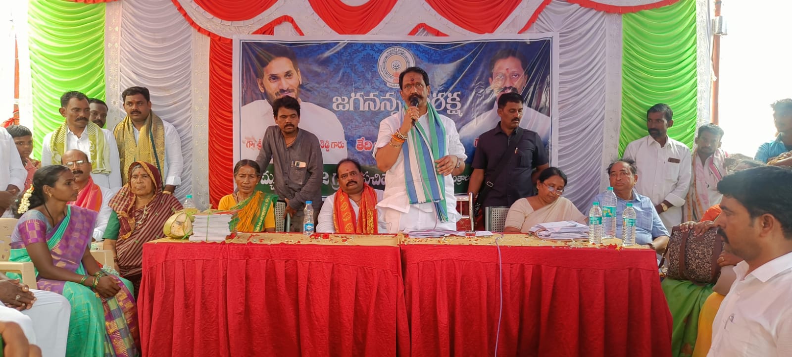 మాట్లాడుతున్న ఎమ్మెల్యే వై బాలనాగిరెడ్డి