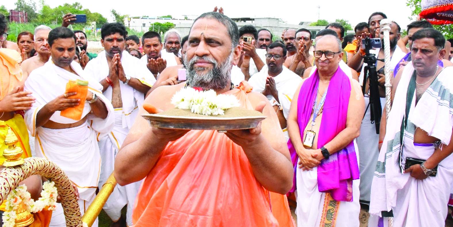 పూజలు నిర్వహిస్తున్న పీఠాధిపతులు