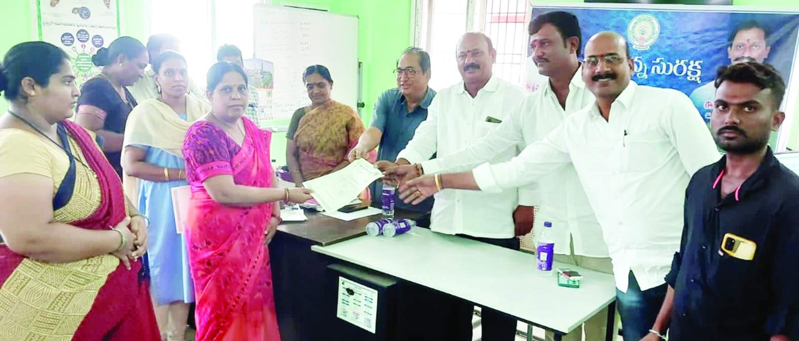 ధ్రువపత్రాలను అందజేస్తున్న నాయకులు