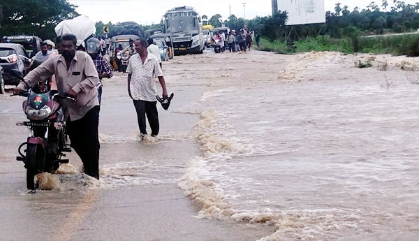 Munneru-flood-on-the-national-highway