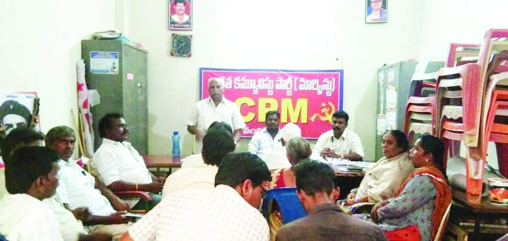 టో : మాట్లాడుతున్న సిపిఎం జిల్లా కార్యదర్శి టి.రమేష్‌ కుమార్‌