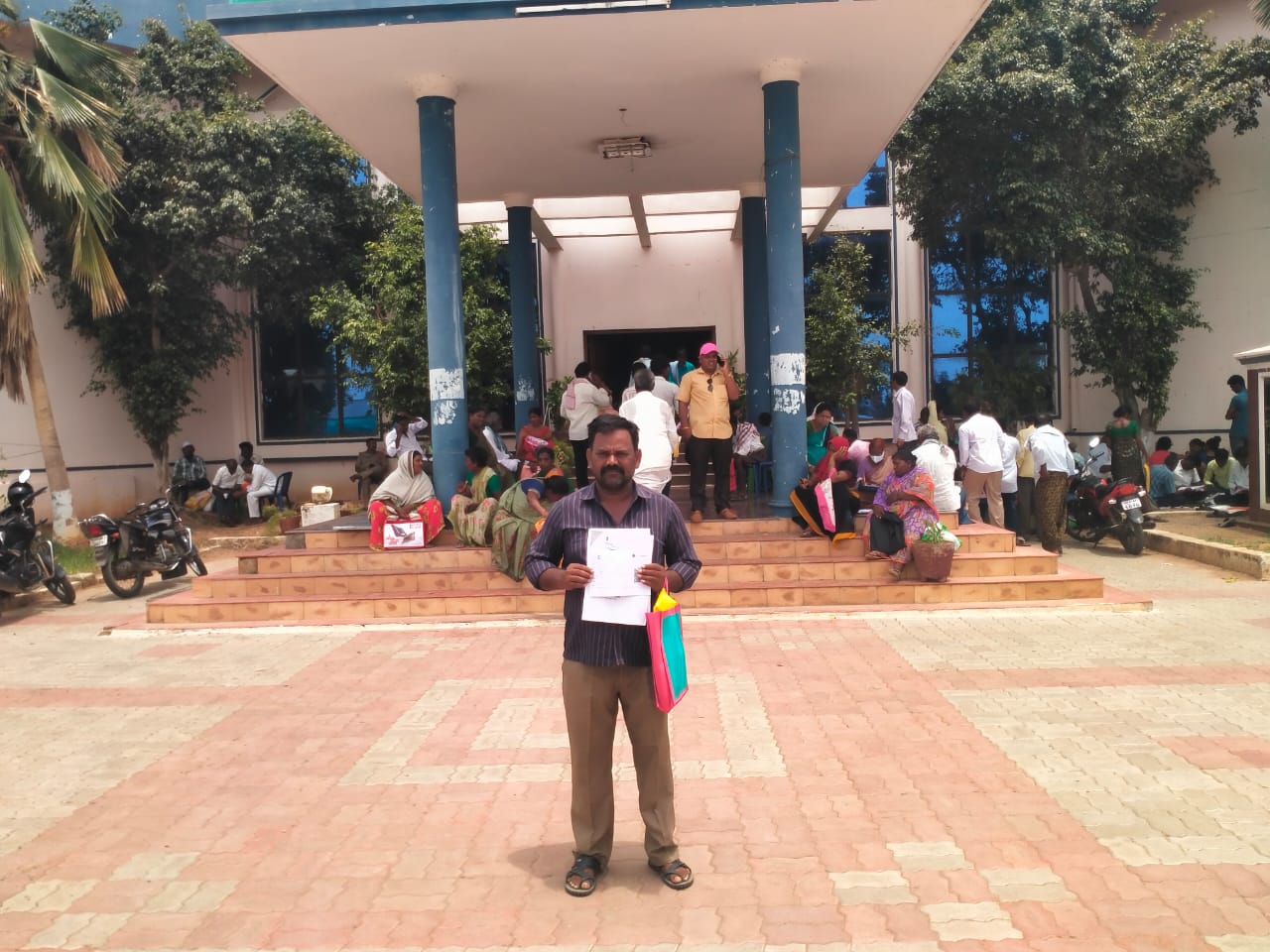 అధికారులకు అందజేసిన అర్జీని చూపుతున్న బాధిత రైతు