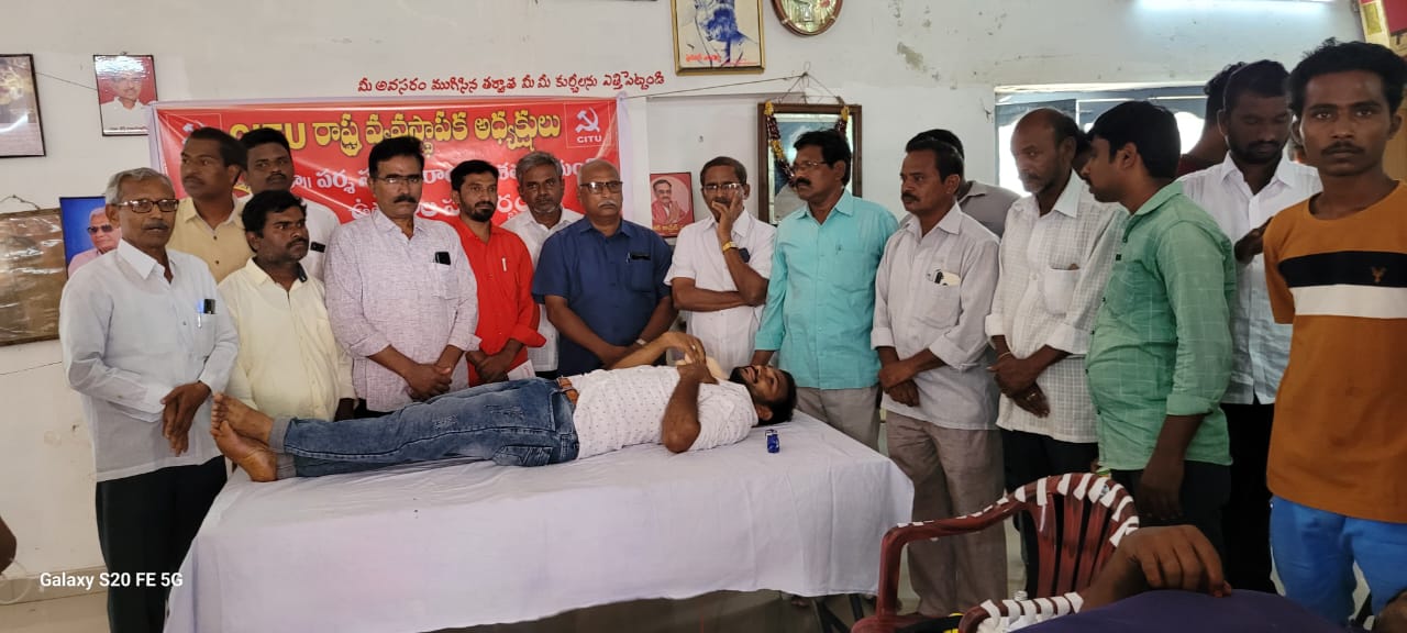 రక్త దాన శిబిరంలో మాట్లాడుతున్న సిఐటియు జిల్లా కార్యదర్శి ఎ. నాగరాజు