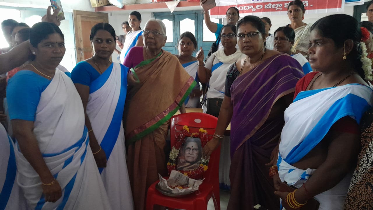 లక్ష్మమ్మ చిత్రపటానికి పూలమాల వేస్తున్న దృశ్యం