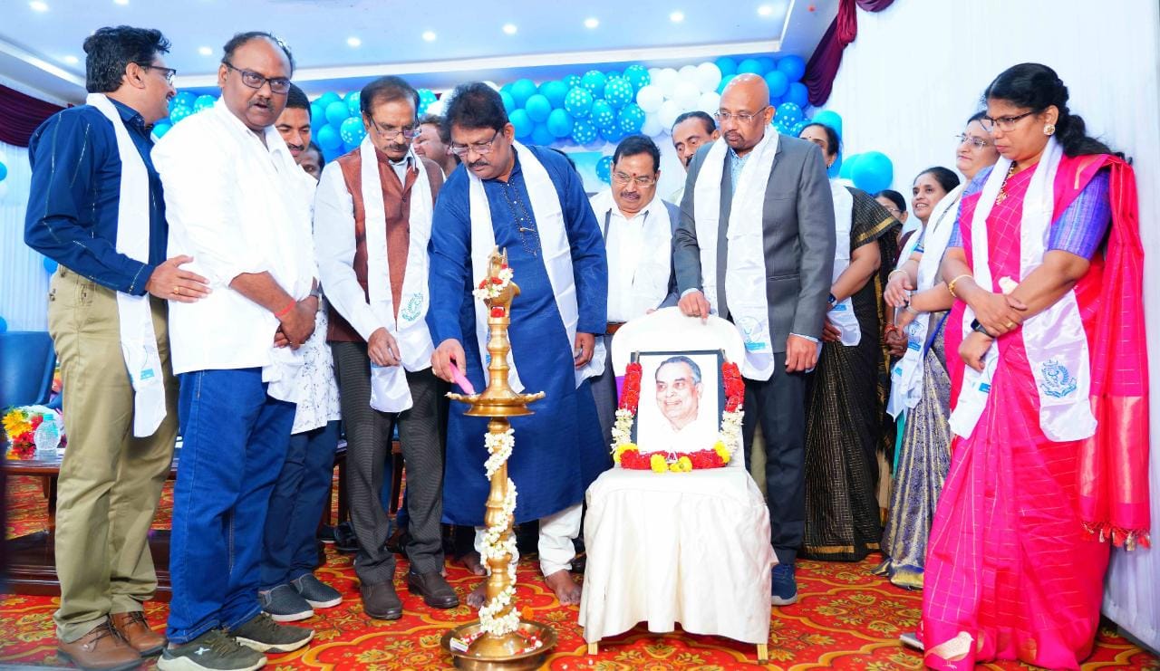 జ్యోతి ప్రజ్వలన చేసి జాతీయ వైద్యుల దినోత్సవం ప్రారంభిస్తున్న ఐఎంఏ రాష్ట్ర అధ్యక్షుడు డాక్టర్ రవి కృష్ణ