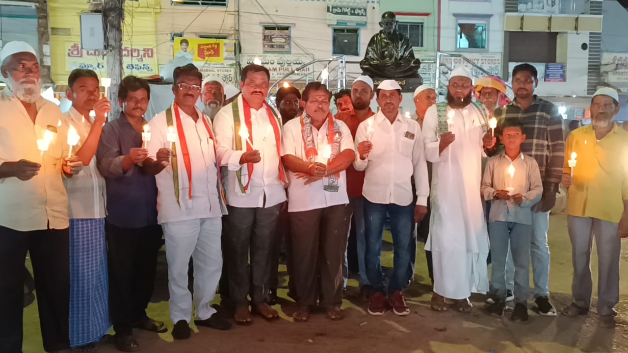 నంద్యాలలో కొవ్వుత్తుల ర్యాలీ నిర్వహిస్తున్న నాయకులు