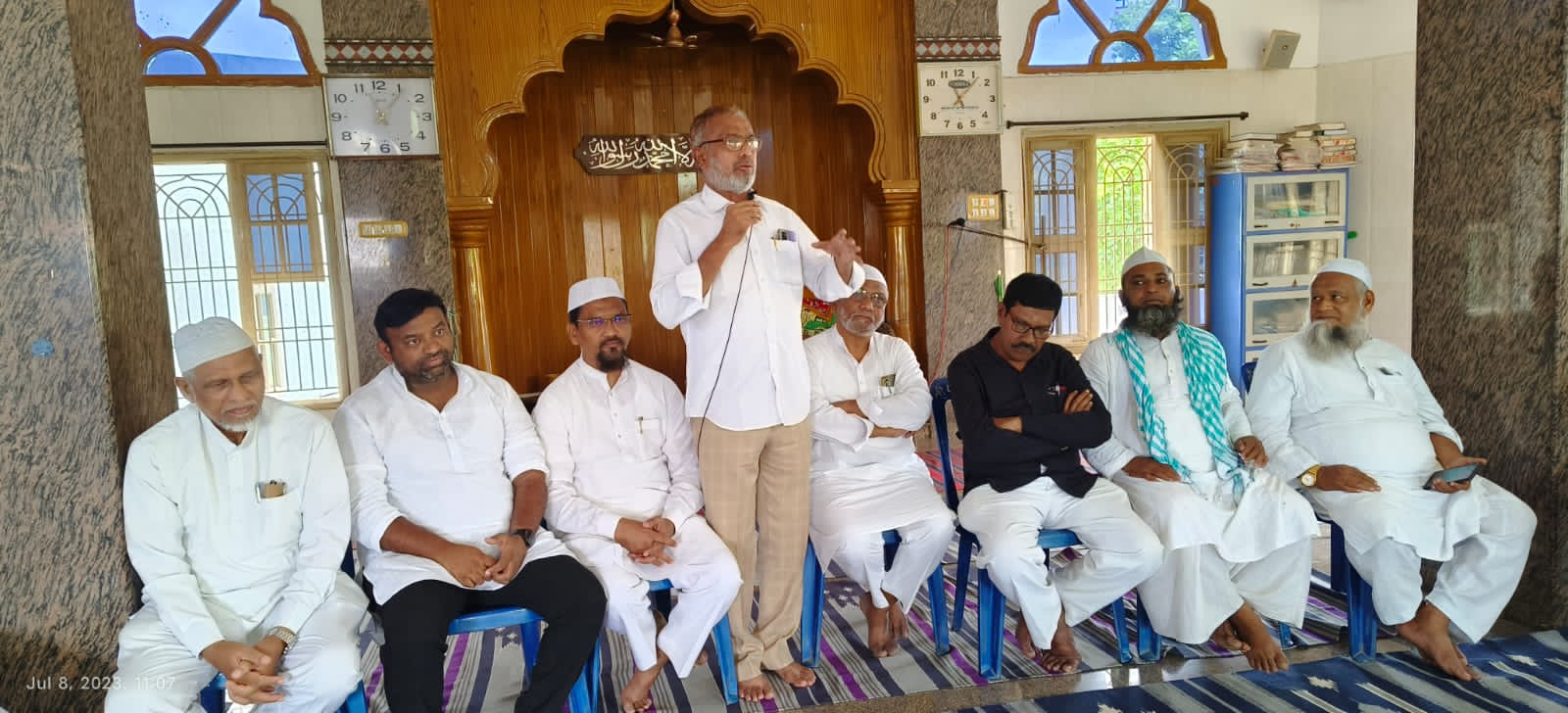 సమావేశంలో మాట్లాడుతున్న ముస్లిం నాయకులు