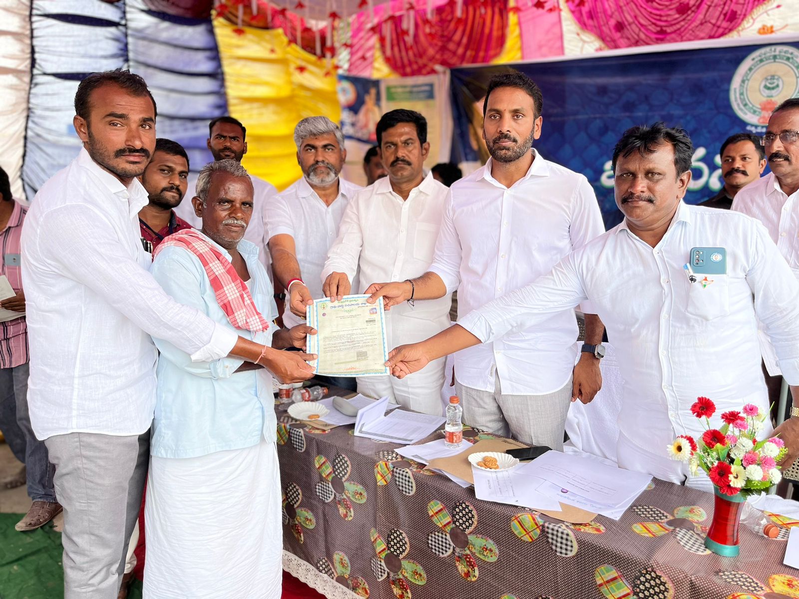 వివిధ రకాల ధ్రువ పత్రాలు అందిస్తున్న ఎమ్మెల్యే శిల్పారవి చంద్ర కిషోర్ రెడ్డి.