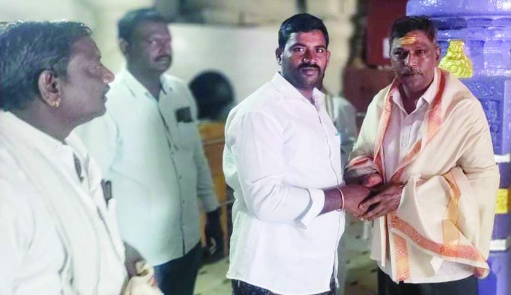 డీఎస్పీని​​​​​​​ సన్మానిస్తున్న సర్పంచి వీరస్వామి