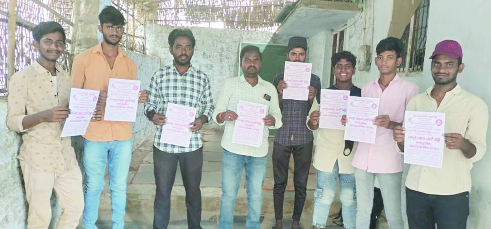 కరపత్రాలను విడుదల చేస్తున్న నాయకులు