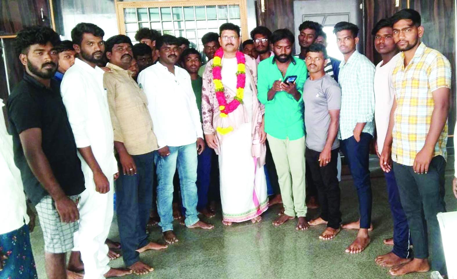 మాధవరావు దేశాయిని సన్మానిస్తున్న యువకులు