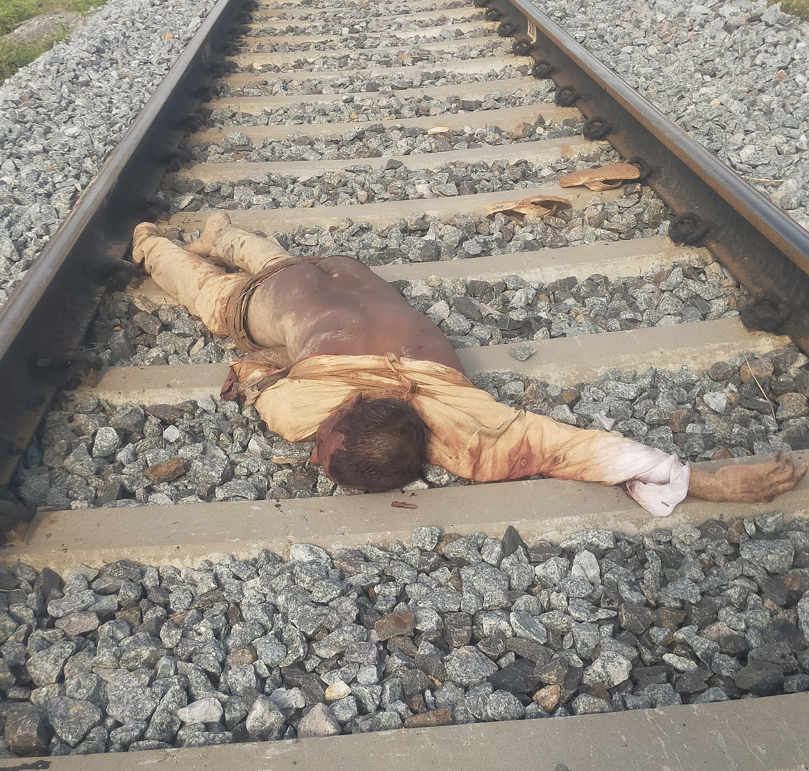 రైల్వే ట్రాక్‌పై యువకుని మృతదేహం