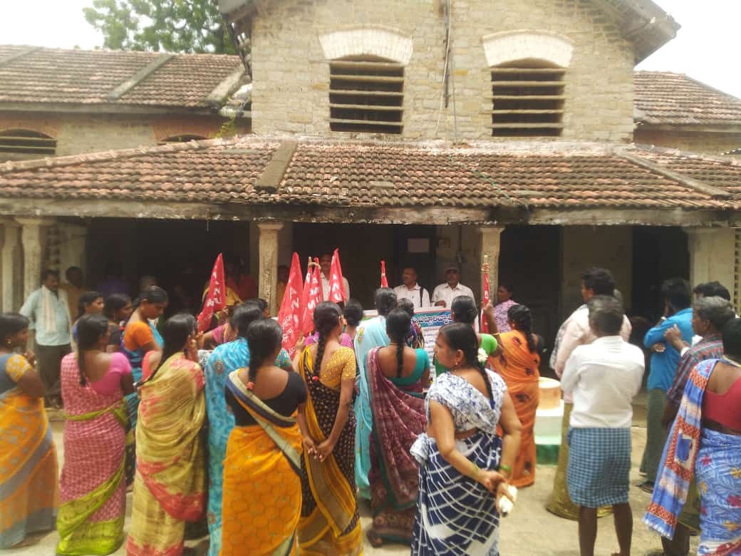 భూములు పంచాలని ధర్నా