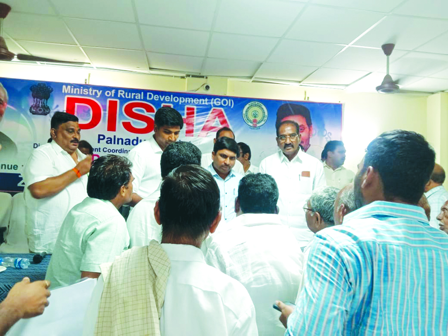 రోడ్డు పక్క భూములకు గోడ నిర్మిస్తే ఎలా?