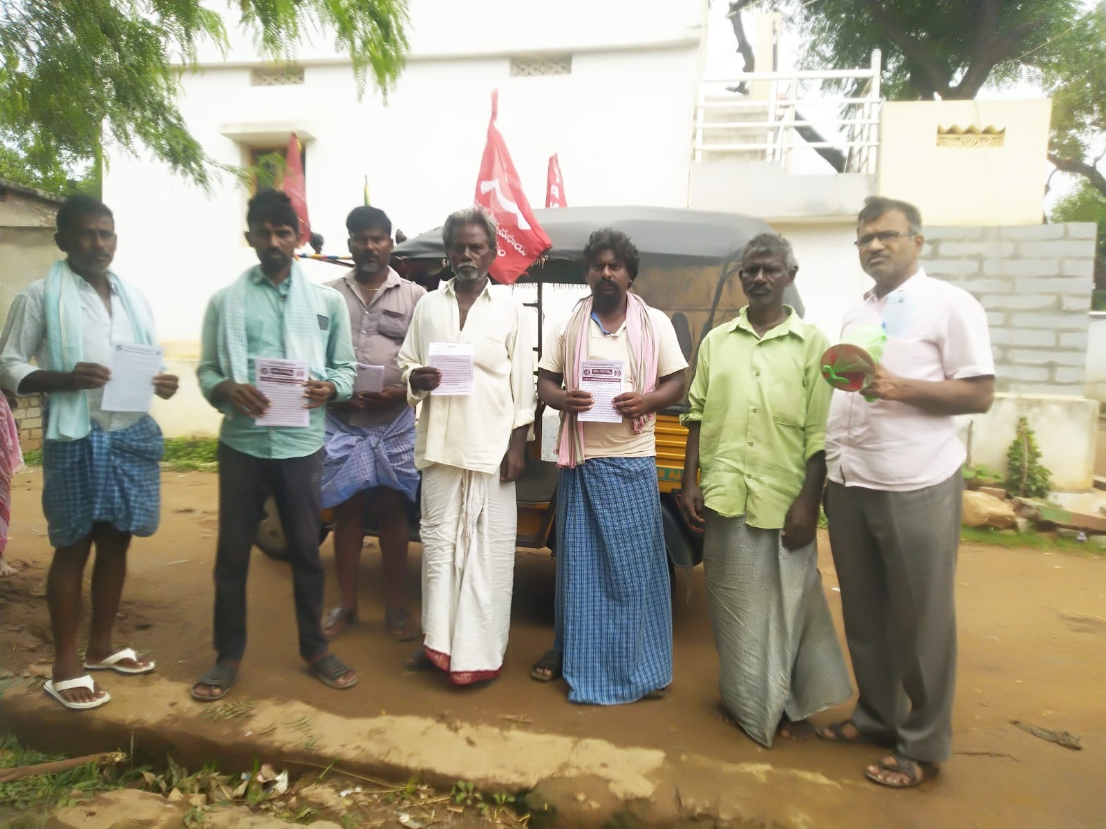 పేదలకు పంచడానికి వీలుగా వేల ఎకరాలు