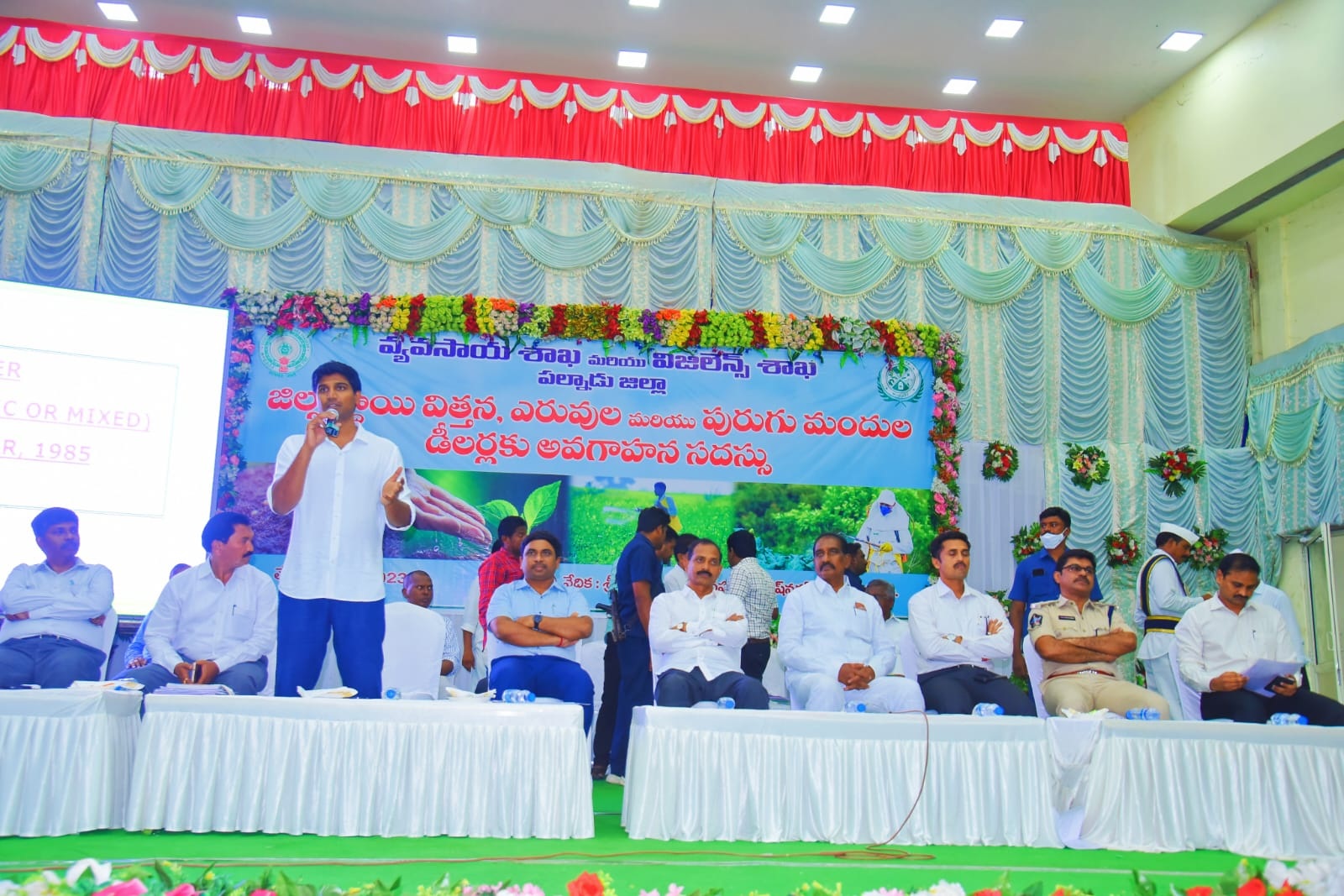 రైతులను మోసం చేసే డీలర్లపై చర్యలు