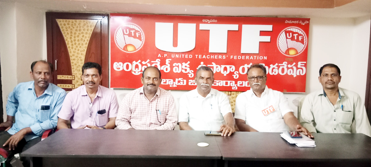 ప్రభుత్వ వైఫల్యం వల్లే విద్యార్థుల తగ్గుదల : యుటిఎఫ్‌