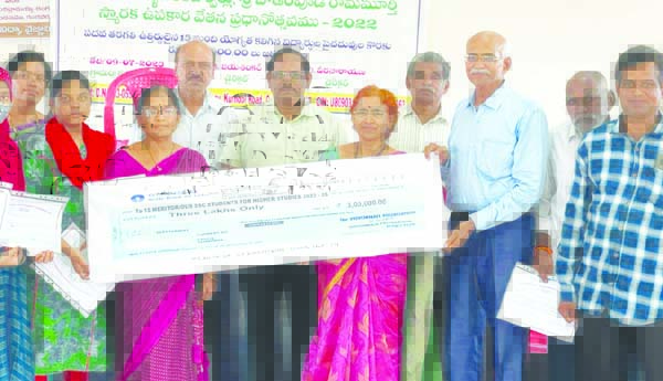 విద్యోన్నతి ఫౌండేషన్‌ బహుమతి ప్రదానం