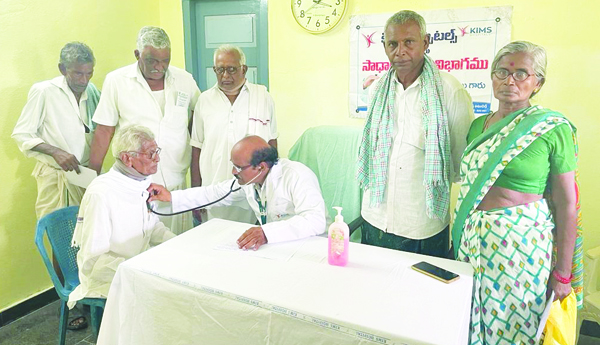 కిమ్స్‌ వైద్య శిబిరంలో 220 మందికి పరీక్షలు