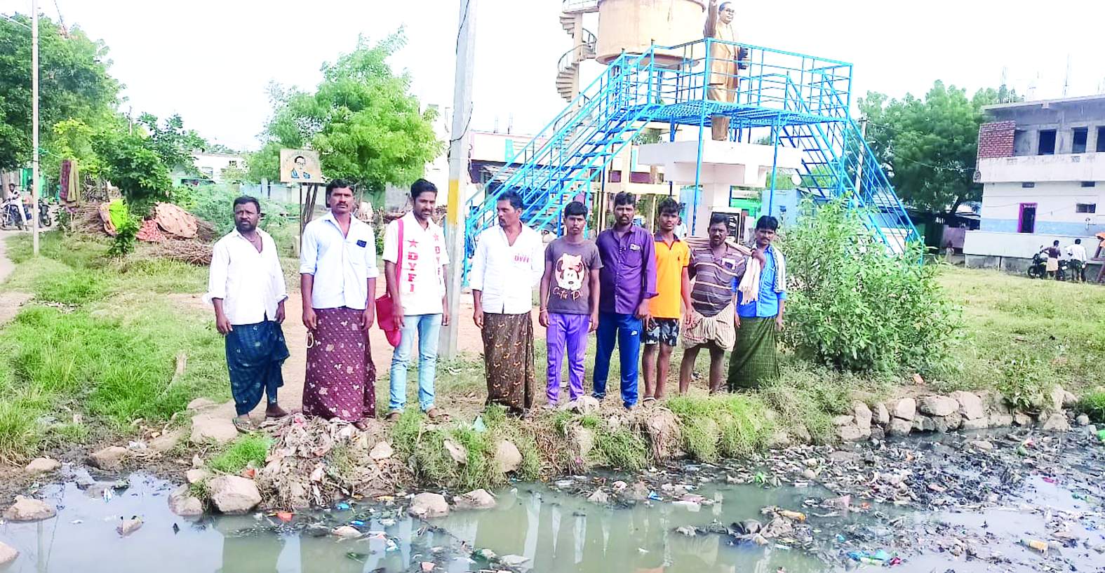 పరిసరాలను పరిశీలిస్తున్న నాయకులు