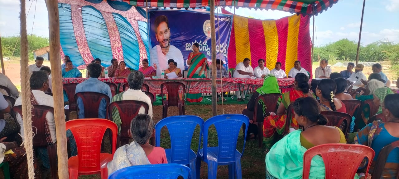 బహిరంగ సభలో మాట్లాడుతున్న జడ్పిటిసి పుల్యాల దివ్య