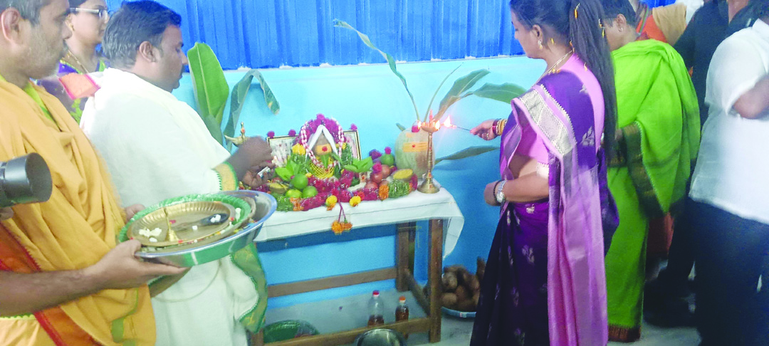 ఇండోర్‌ స్టేడియంను ప్రారంభించి పూజ చేస్తున్న మంత్రి