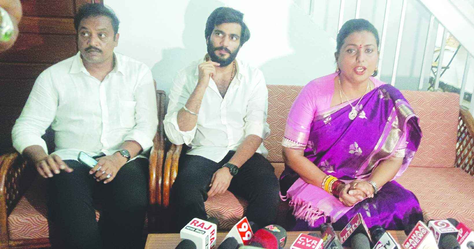 విలేకరుల సమావేశంలో మాట్లాడుతున్న మంత్రి ఆర్కే రోజా