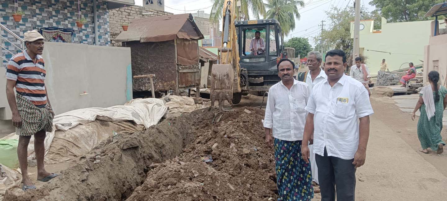  పనులను పరిశీలిస్తున్న సర్పంచ్ శేషన్న
