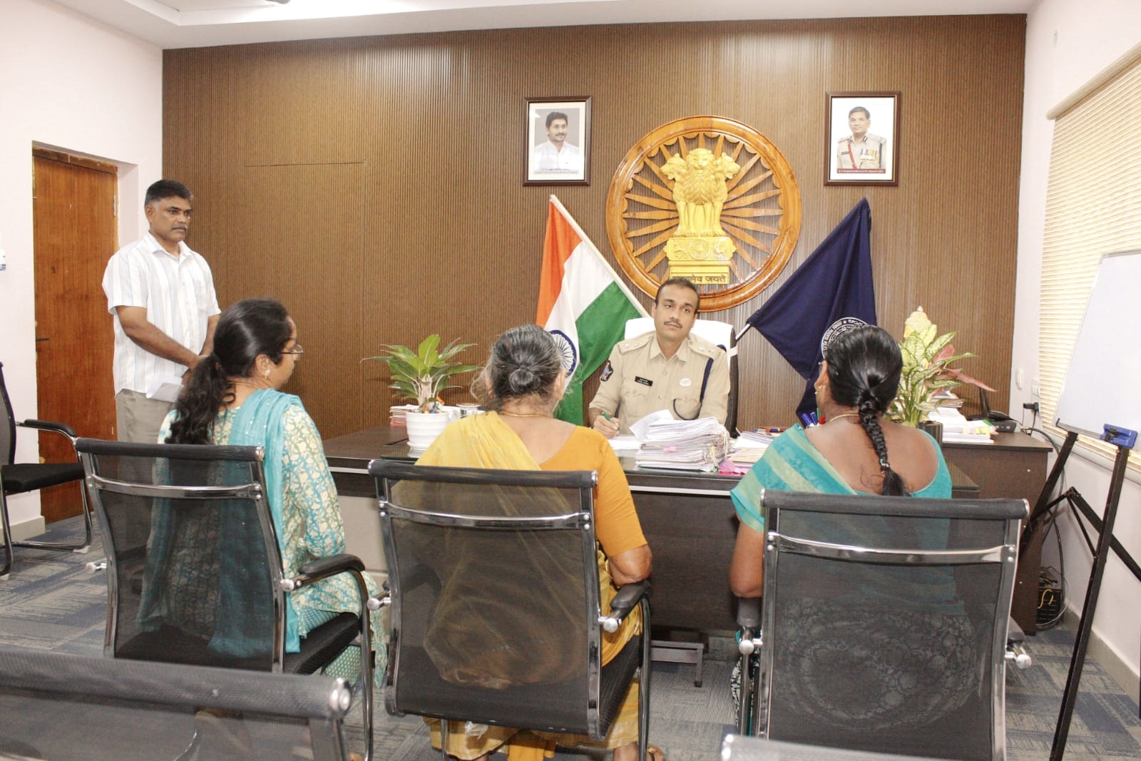 స్పందన కార్యక్రమంలో ఎస్‌పి వకుల్‌ జిందాల్‌