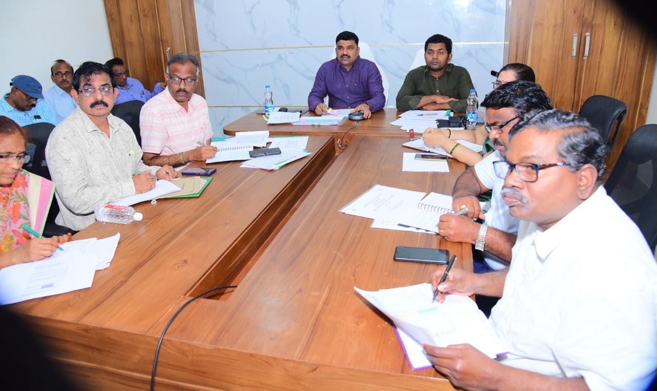 వీక్షణ సమావేశంలో మాట్లాడుతున్న కలెక్టర్‌ రంజిత్‌ భాషా