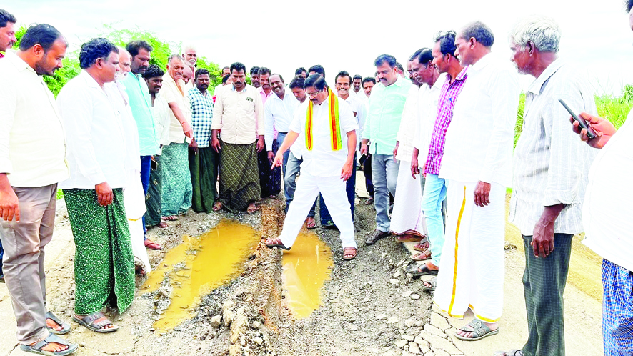 నాణ్యతలేమితో రోడ్డుకు గుంతలు