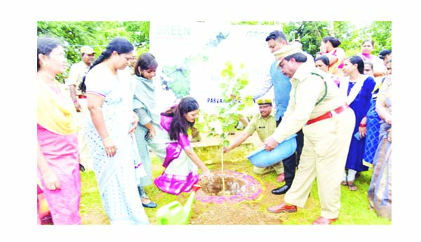 మొక్కలను నాటుతున్న కలెక్టర్‌ సతీమణి