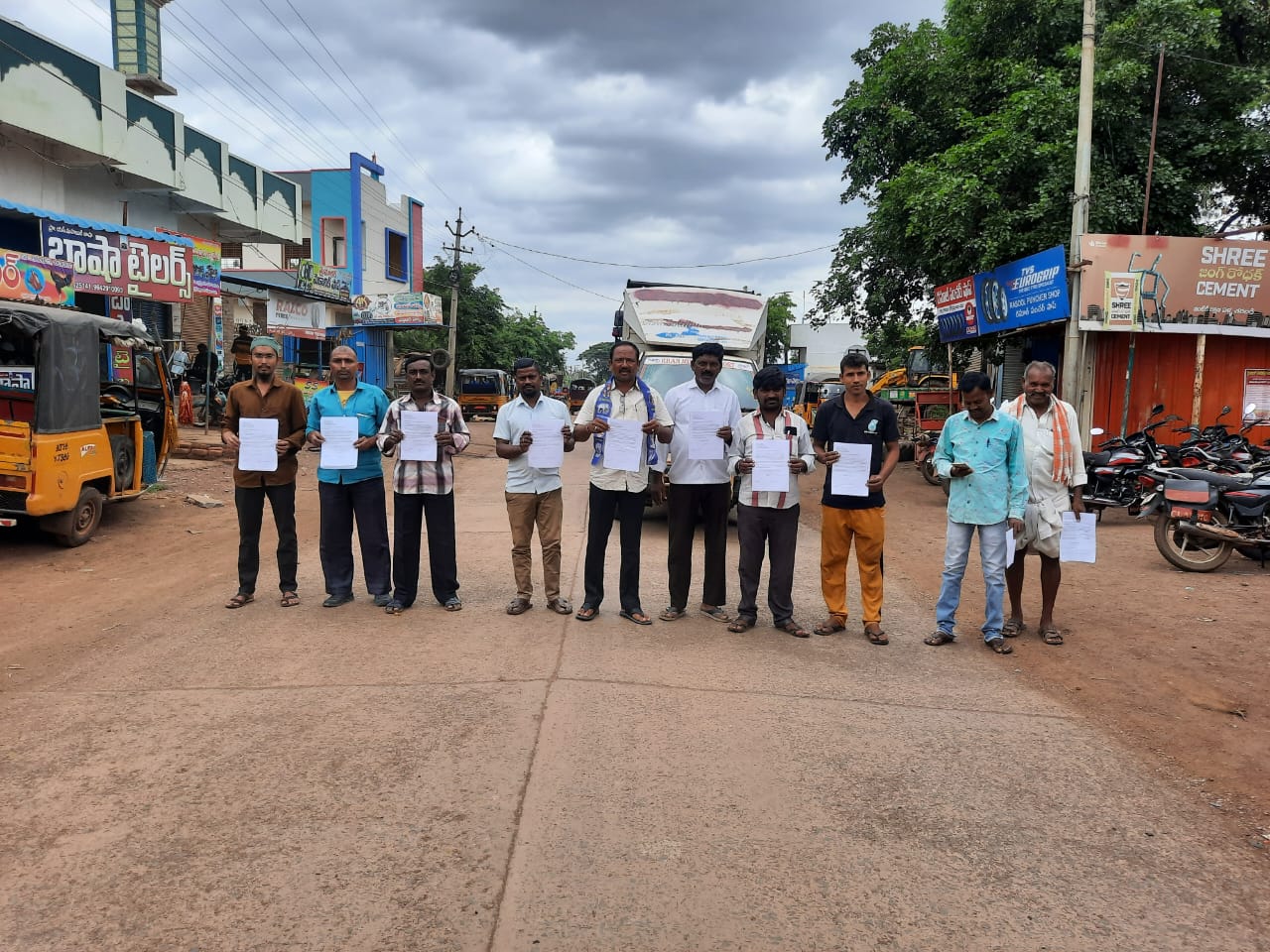 నిరసన తెలుపుతున్న ప్రజా సంఘాల నాయకులు